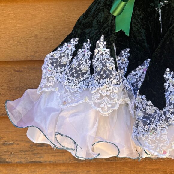 Girls Green Velvet Dress With White Lace & Pearl Accents Size 7 Elegant Design M - Picture 14 of 16